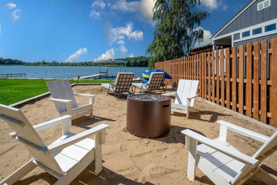 3Bed 2Bath Luxury Lake House on Myers Bay Private Pier Beach Firepit and Deck House in Fox Lake