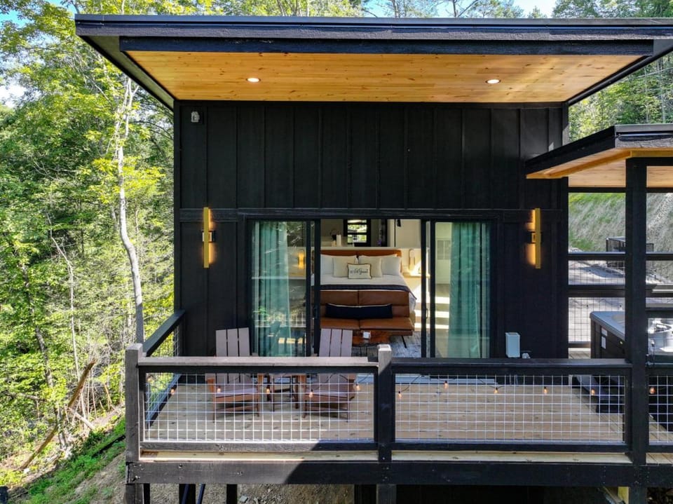 Honeyscape Treehouse HotTub Intimate Getaway Firepit House in Sevier County
