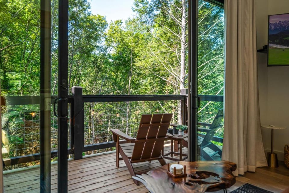 Honeyscape Treehouse HotTub Intimate Getaway Firepit House in Sevier County