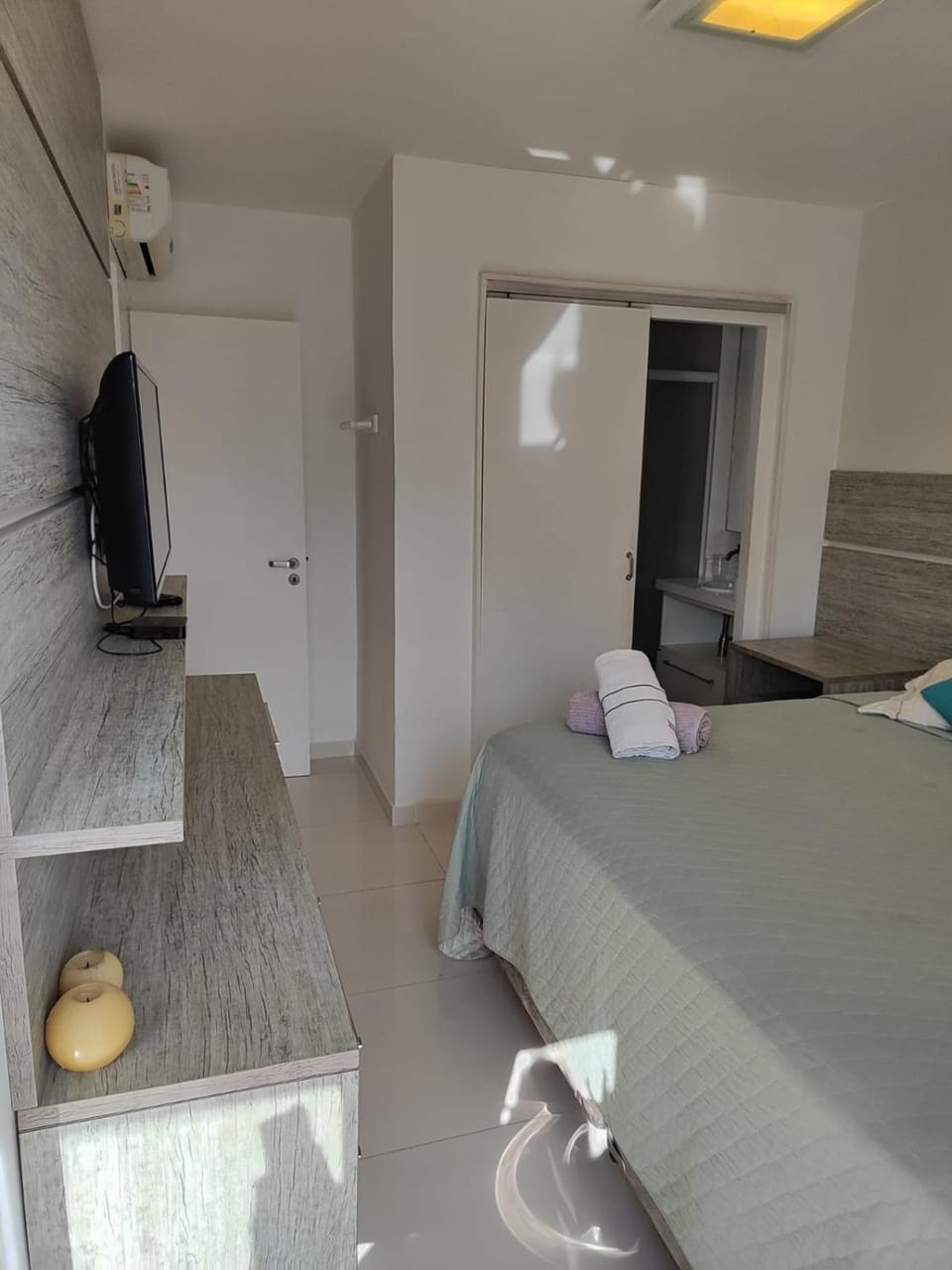 Bed, TV and multimedia, Photo of the whole room, Bedroom, wardrobe, air conditioner