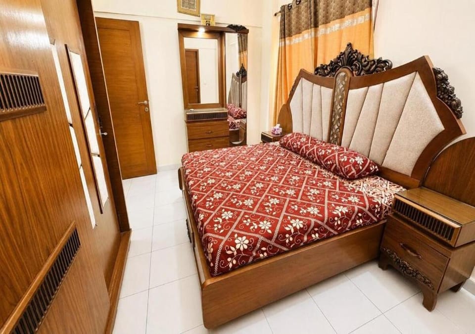 Bed, Photo of the whole room, Seating area, Bedroom, wardrobe