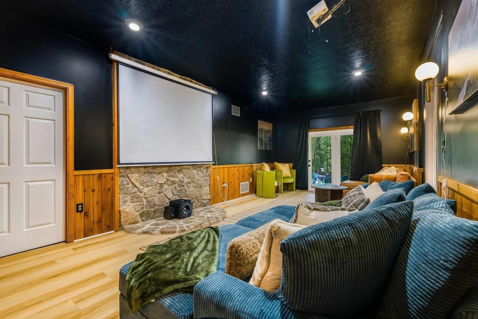 Modern Peaks Hot Tub Sauna GameTheatre Room House in Massanutten