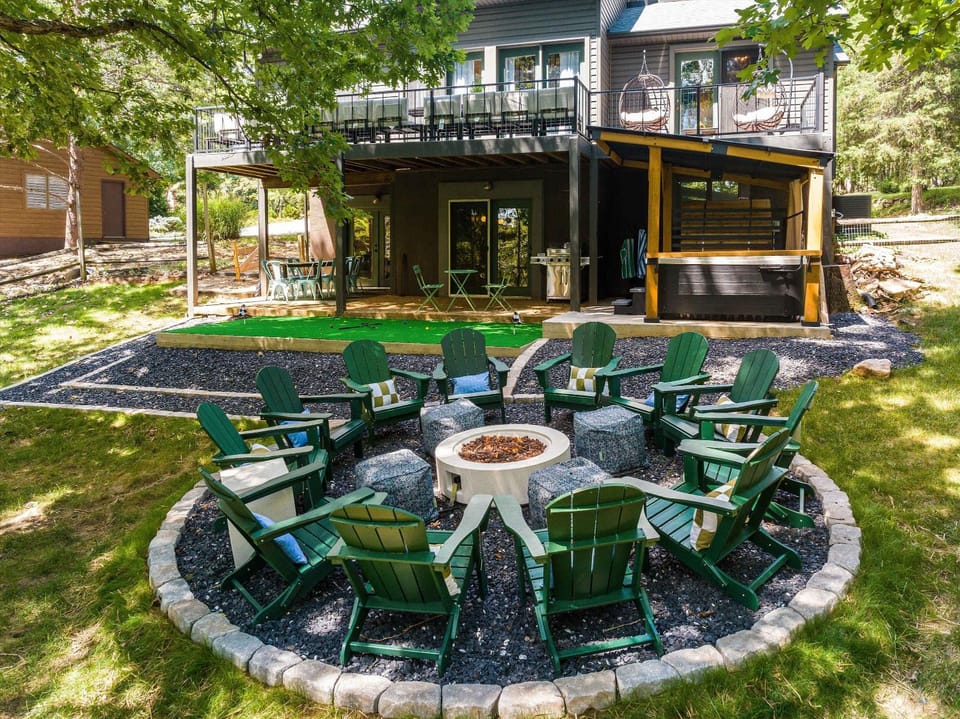 Modern Peaks Hot Tub Sauna GameTheatre Room House in Massanutten