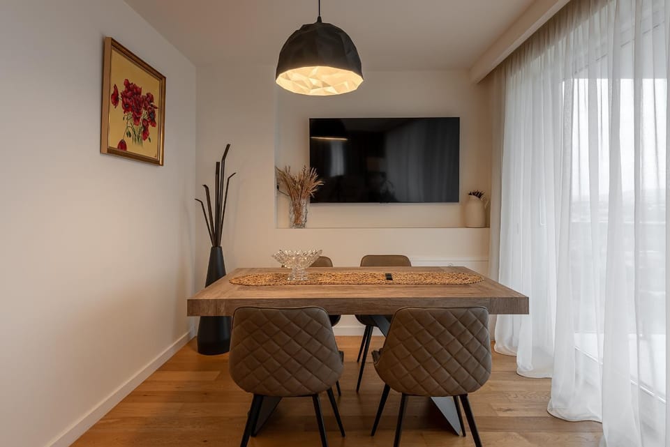 TV and multimedia, Dining area