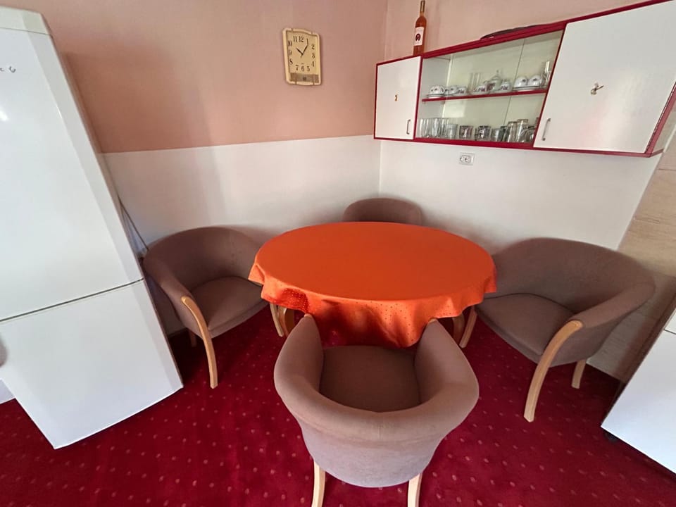 Kitchen or kitchenette, Seating area, Dining area