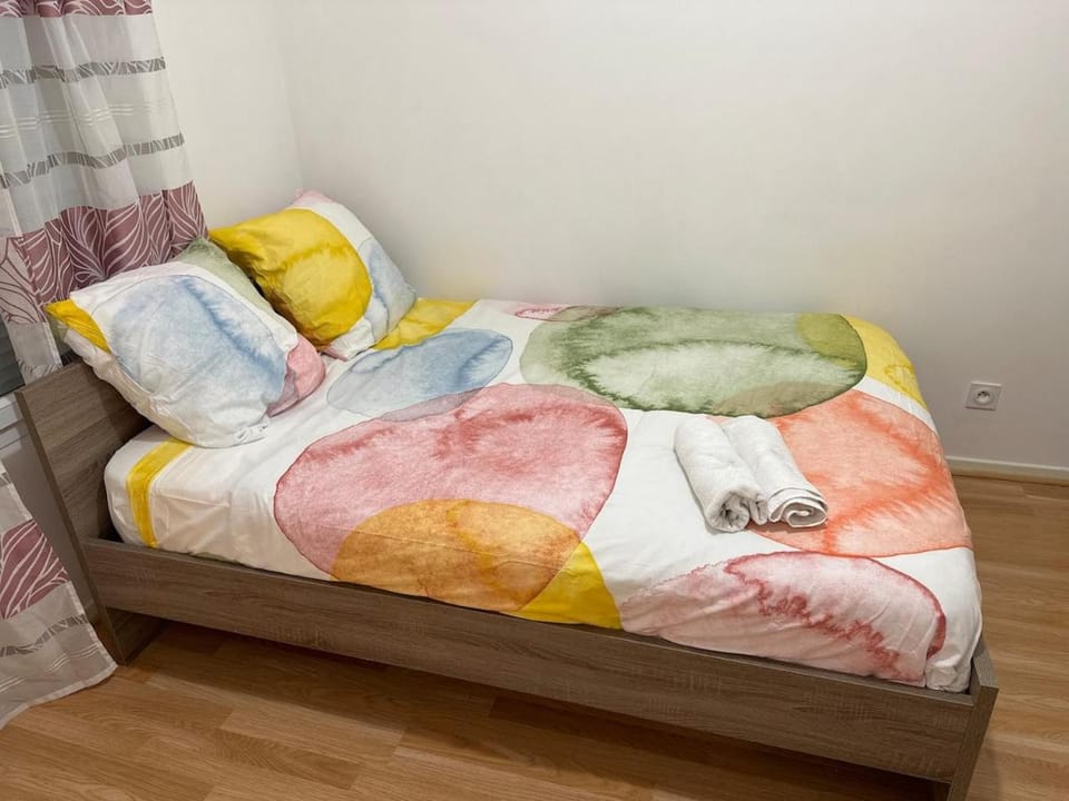 Chambre chez Flore, Versailles Thoiry, France, miniature Apartment in Île-de-France