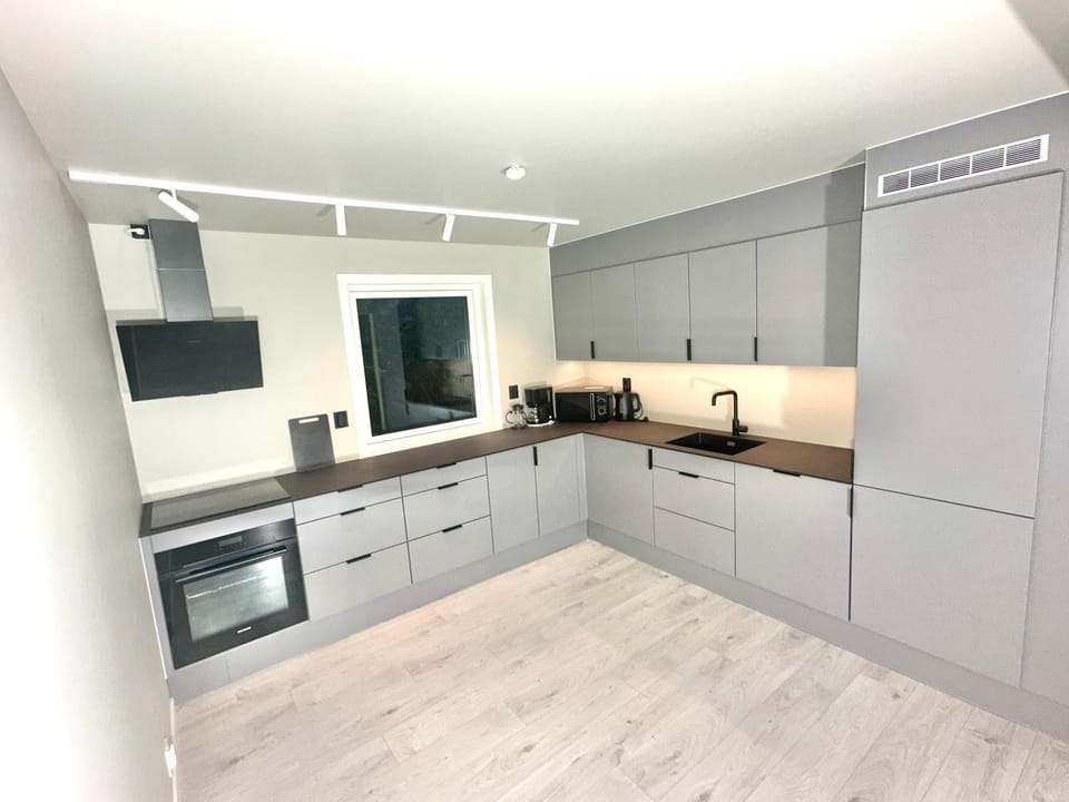 Coffee/tea facilities, Kitchen or kitchenette, dishwasher, microwave, oven, stove, kitchen