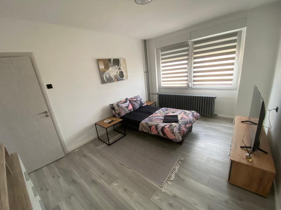 Bed, TV and multimedia, Bedroom, internet