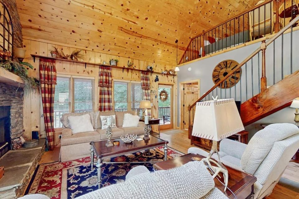 Peak and Pond Retreat House in Sky Valley