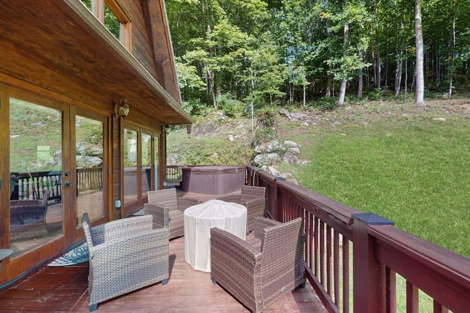 Peak and Pond Retreat House in Sky Valley
