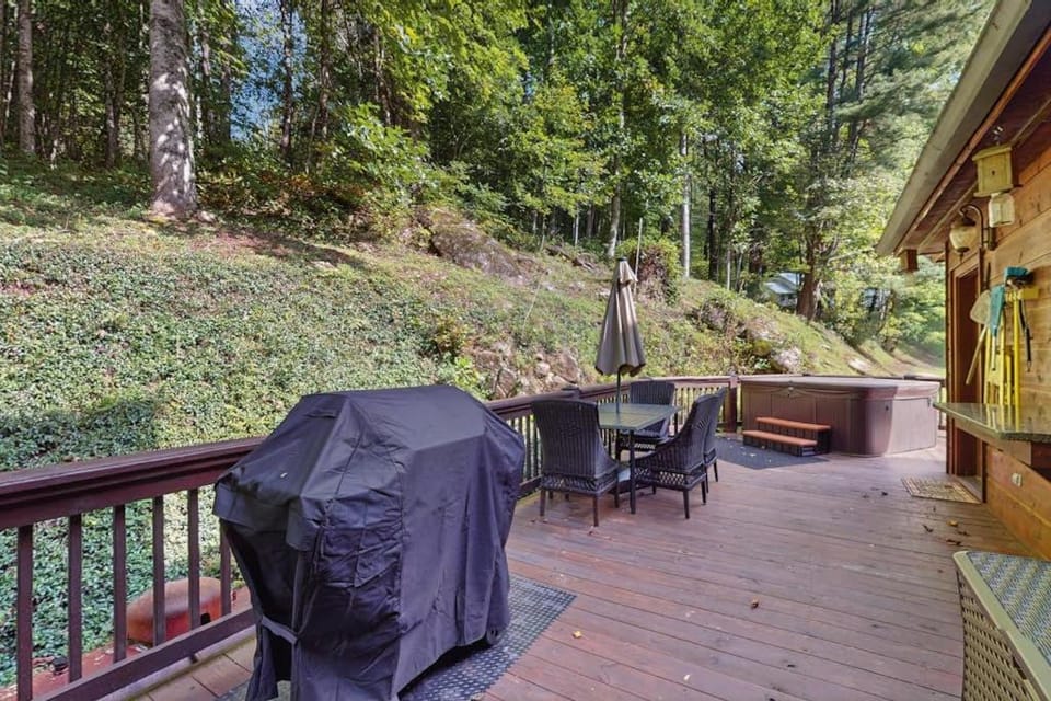 Peak and Pond Retreat House in Sky Valley