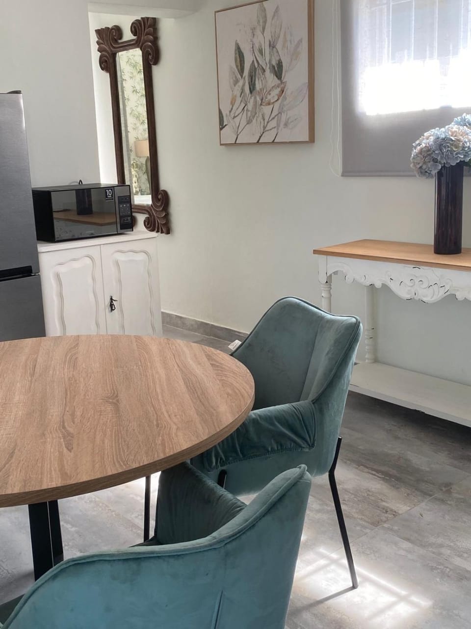 Kitchen or kitchenette, Dining area