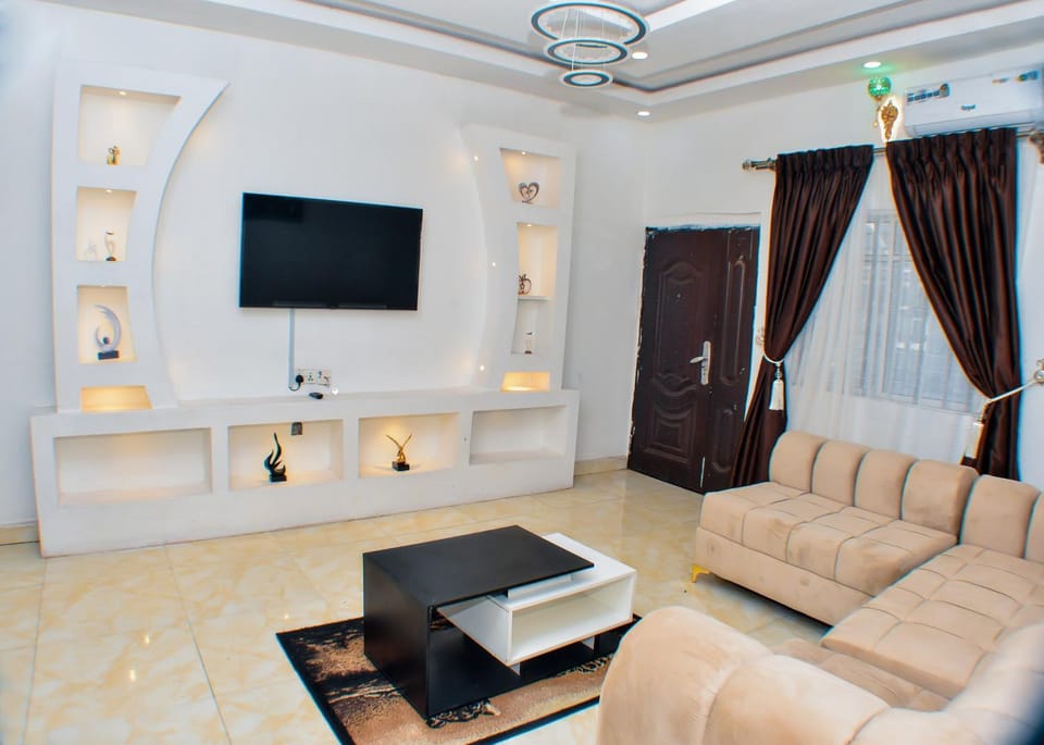 Communal lounge/ TV room, TV and multimedia, Living room, Seating area, Evening entertainment
