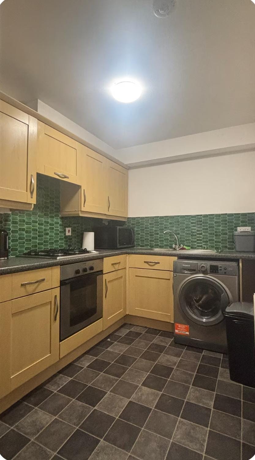 Bright 2 Bed Corner Flat - Great Location Apartment in Inverness