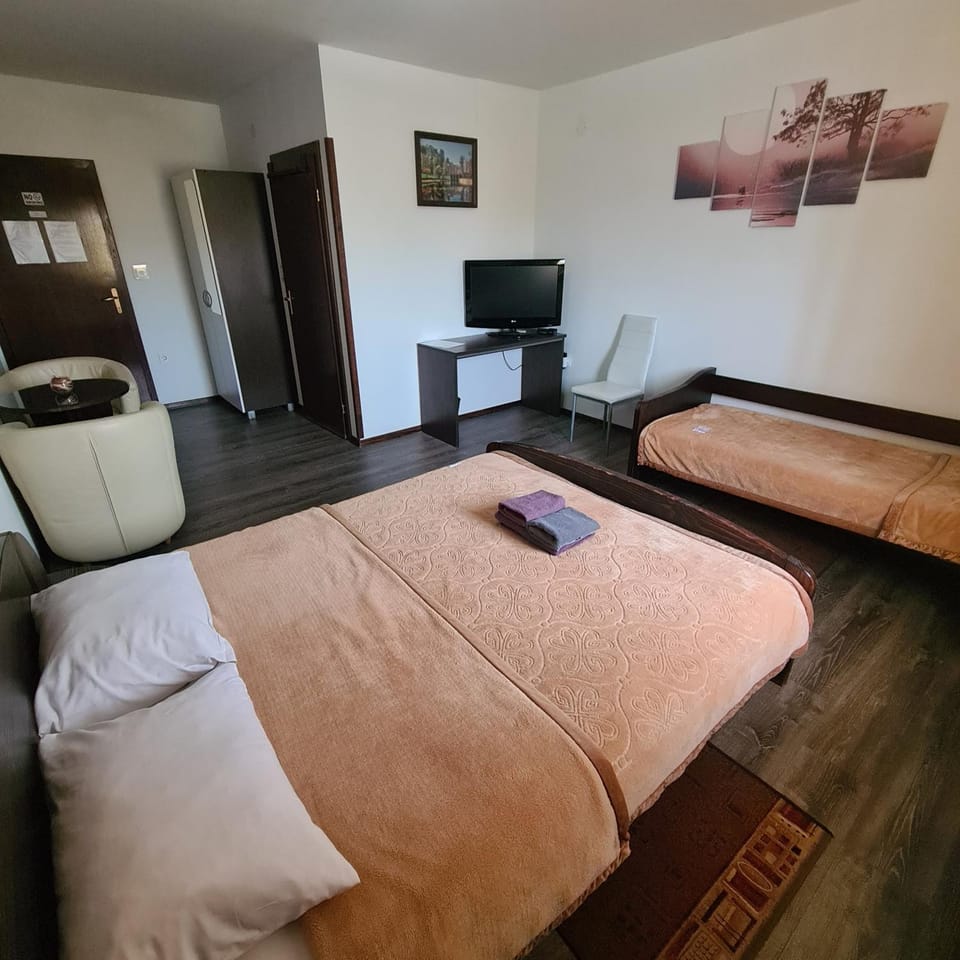 Bed, TV and multimedia, Seating area, Bedroom