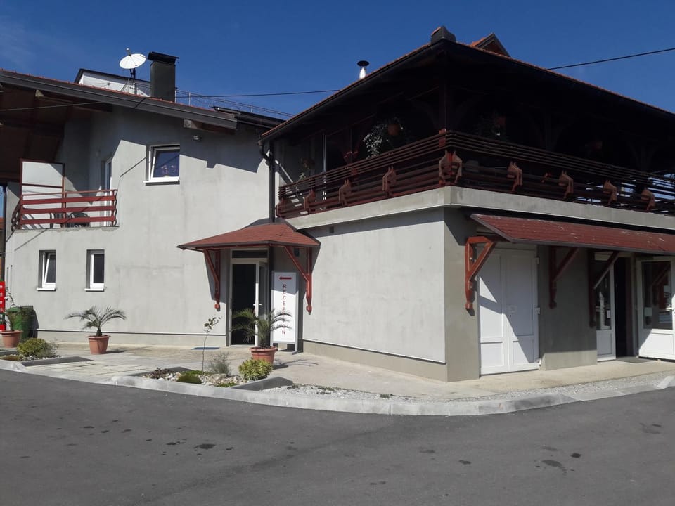 Property building, Facade/entrance, Lobby or reception