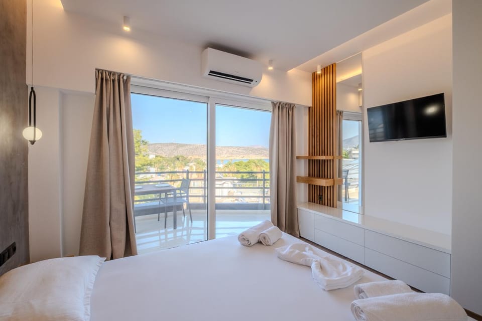 Bed, Natural landscape, TV and multimedia, Photo of the whole room, Bedroom, towels, air conditioner