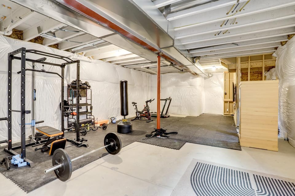 < 2 Mi to Gaylord Rockies: Remote-Work Hub w/ Gym! House in Commerce City