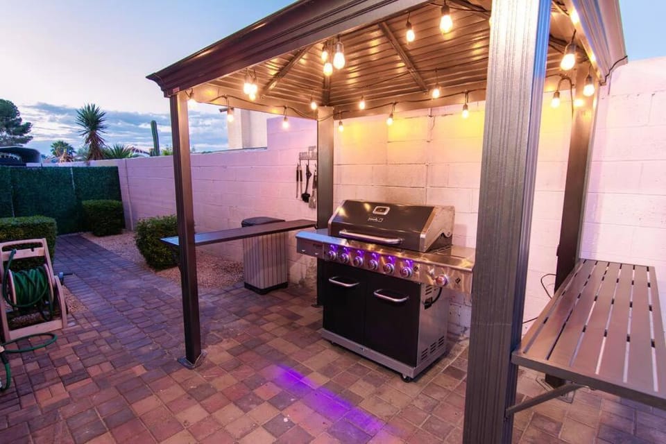 Family Friendly Close of Strip Hot Tub and Driveway House in Paradise