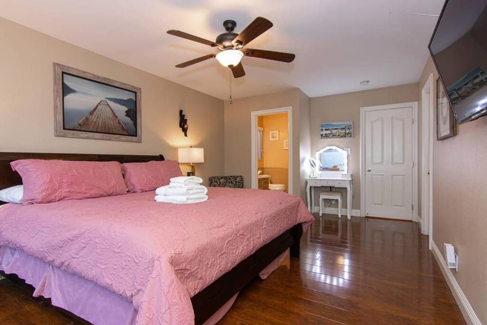 Family Friendly Close of Strip Hot Tub and Driveway House in Paradise