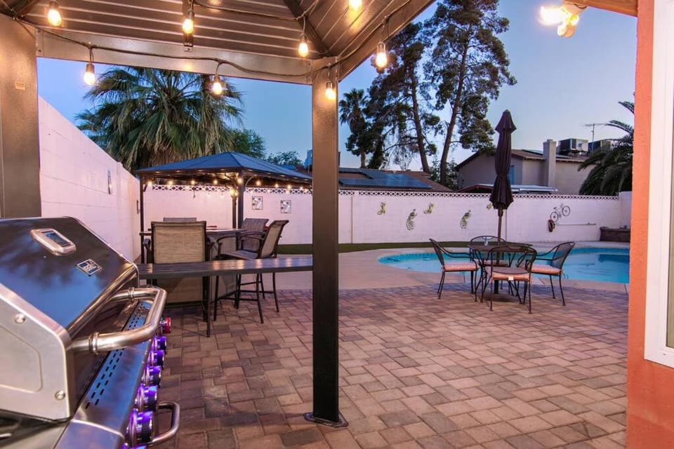 Family Friendly Close of Strip Hot Tub and Driveway House in Paradise