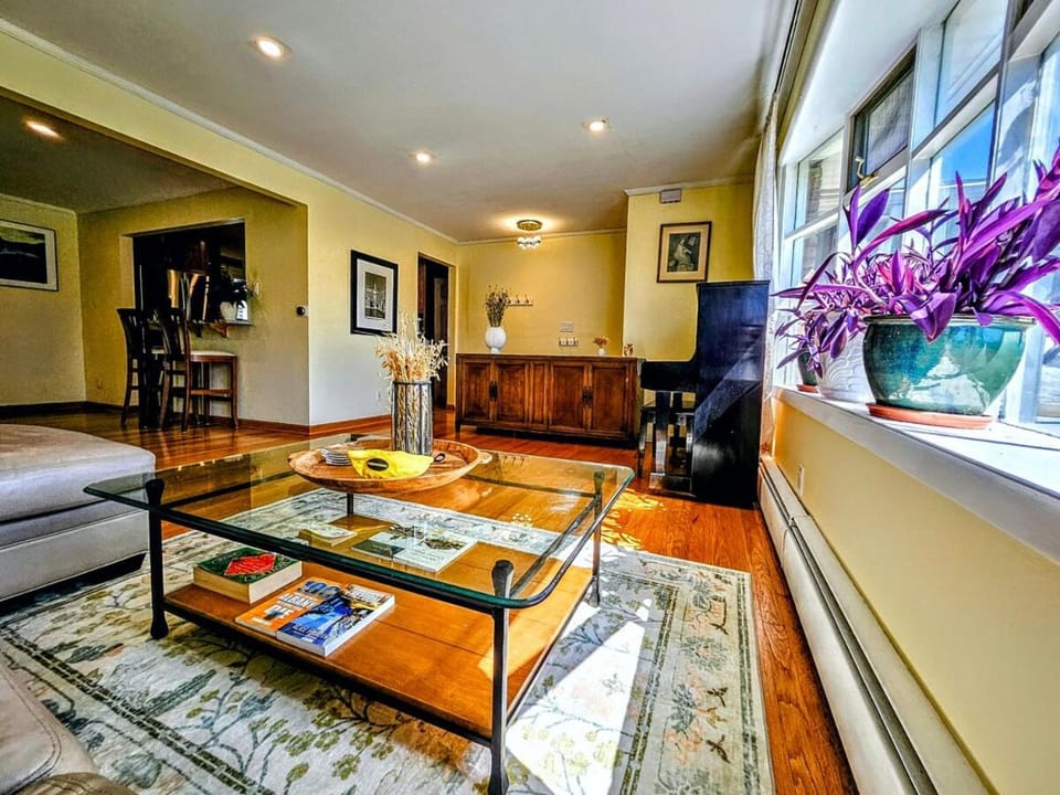3 Bed 2 Bath, Near UAlbany & MVP Arena, Private Driveway Parking Apartment in Albany