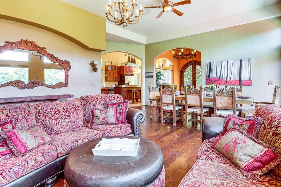 5 Mi to Powder Mtn: Tuscan Mountain Retreat House in Utah