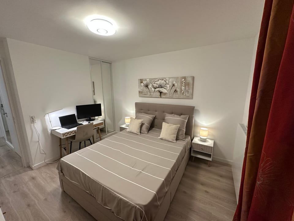 Bed, Photo of the whole room, Bedroom