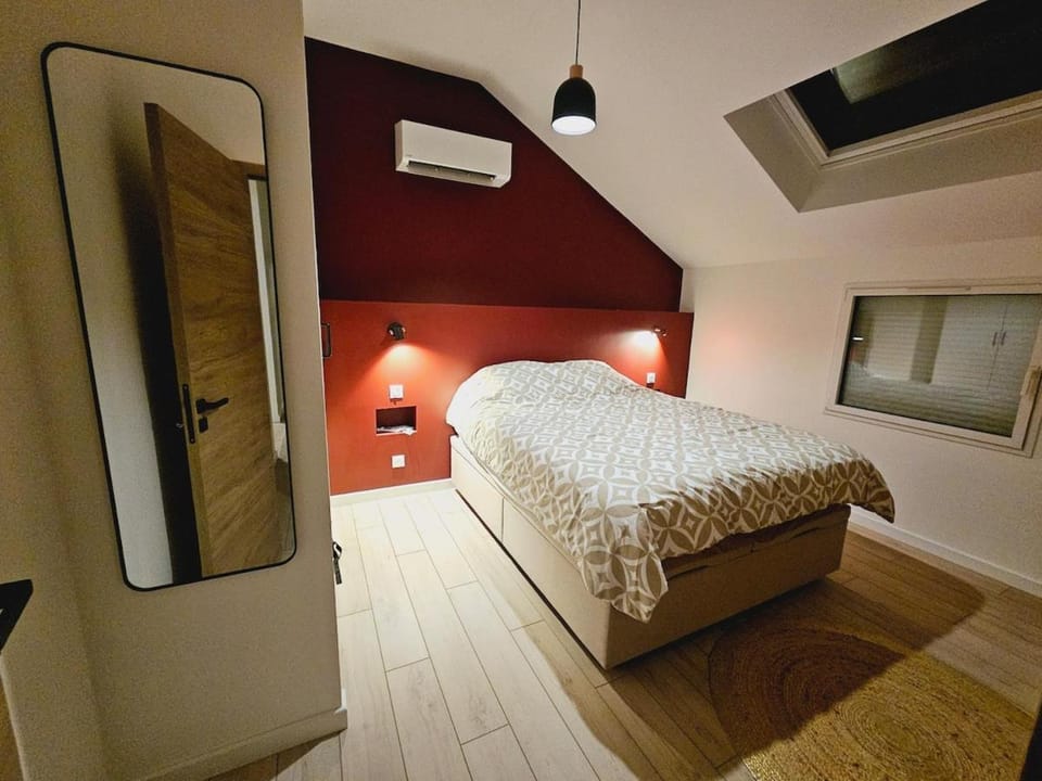 Bed, Photo of the whole room, air conditioner