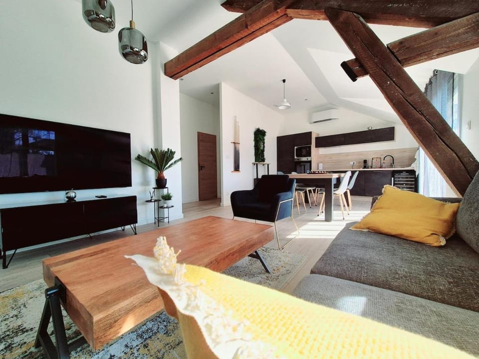 Communal lounge/ TV room, TV and multimedia, Living room