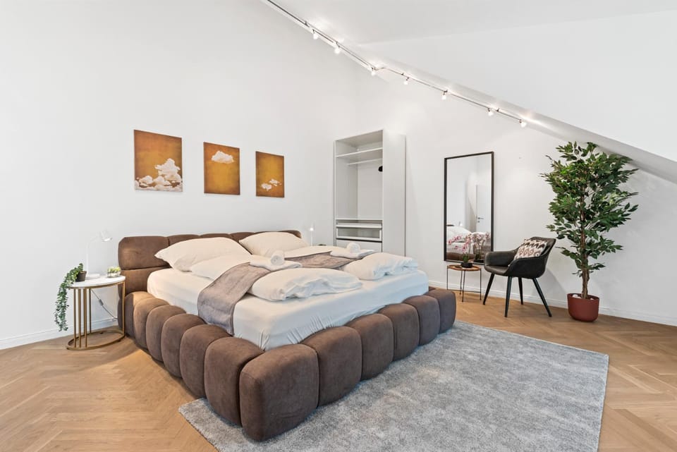 Bed, Photo of the whole room, Seating area, Bedroom, towels