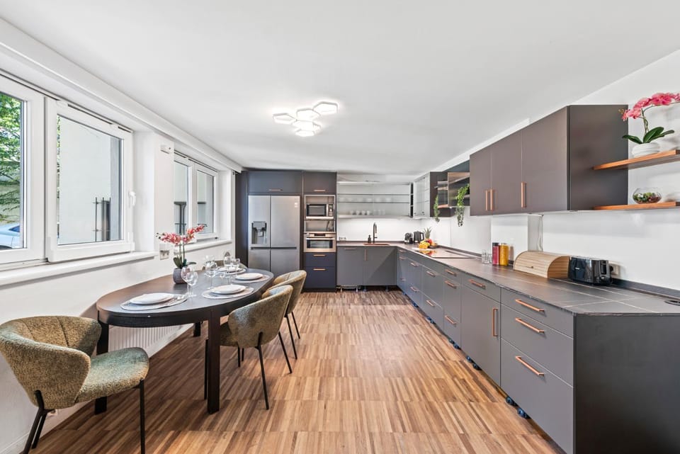 Kitchen or kitchenette, Dining area, oven, stove