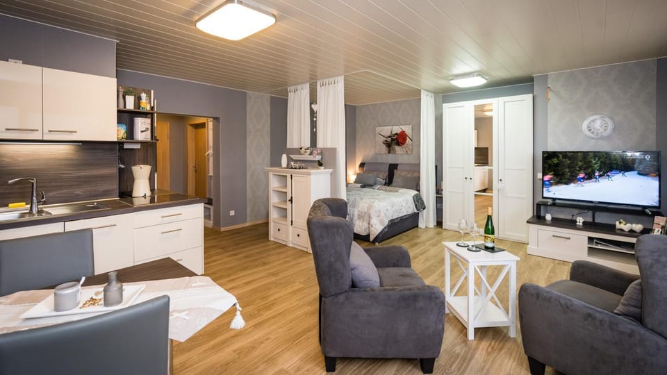 TV and multimedia, Living room, Seating area, Dining area