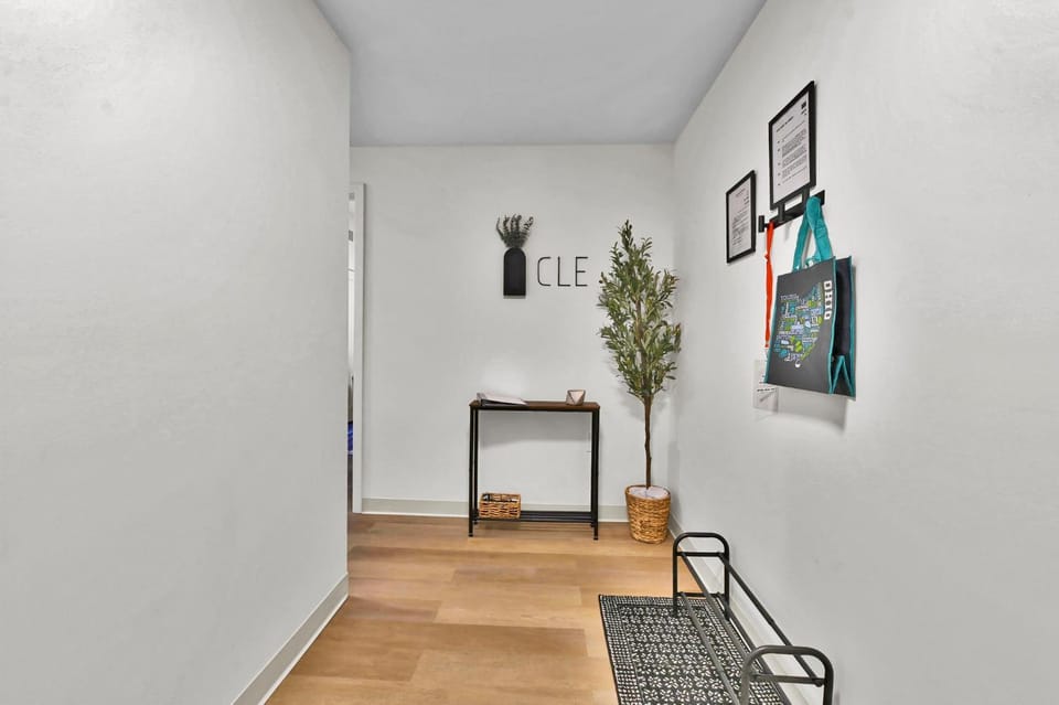 Stay in Cleveland mins to Cleveland Clinic, Hospitals, Museum, Universities & Downtown Apartment in Cleveland Heights