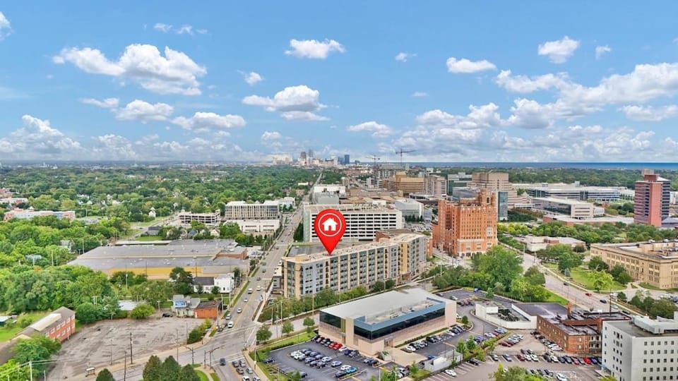 Stay in Cleveland mins to Cleveland Clinic, Hospitals, Museum, Universities & Downtown Apartment in Cleveland Heights