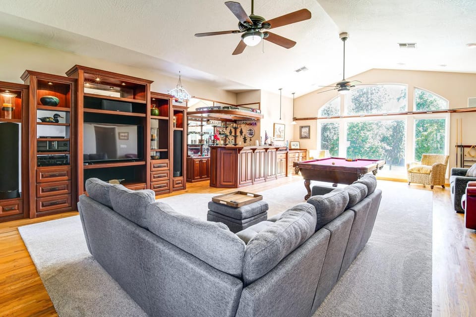 Lovely Riverfront Grants Pass Home: Pool & Hot Tub House in Grants Pass