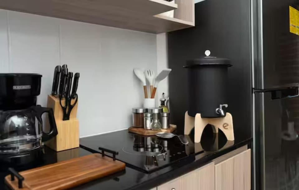 Coffee/tea facilities, Kitchen or kitchenette, stove