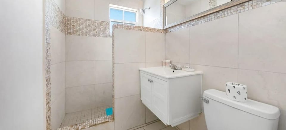 Lovely Apartment with 24h security - walking distance to beach, downtown, shops and restaurants Apartment in Nassau
