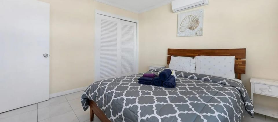 Lovely Apartment with 24h security - walking distance to beach, downtown, shops and restaurants Apartment in Nassau