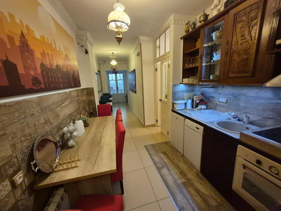 Kitchen or kitchenette, Decorative detail, Dining area, stove