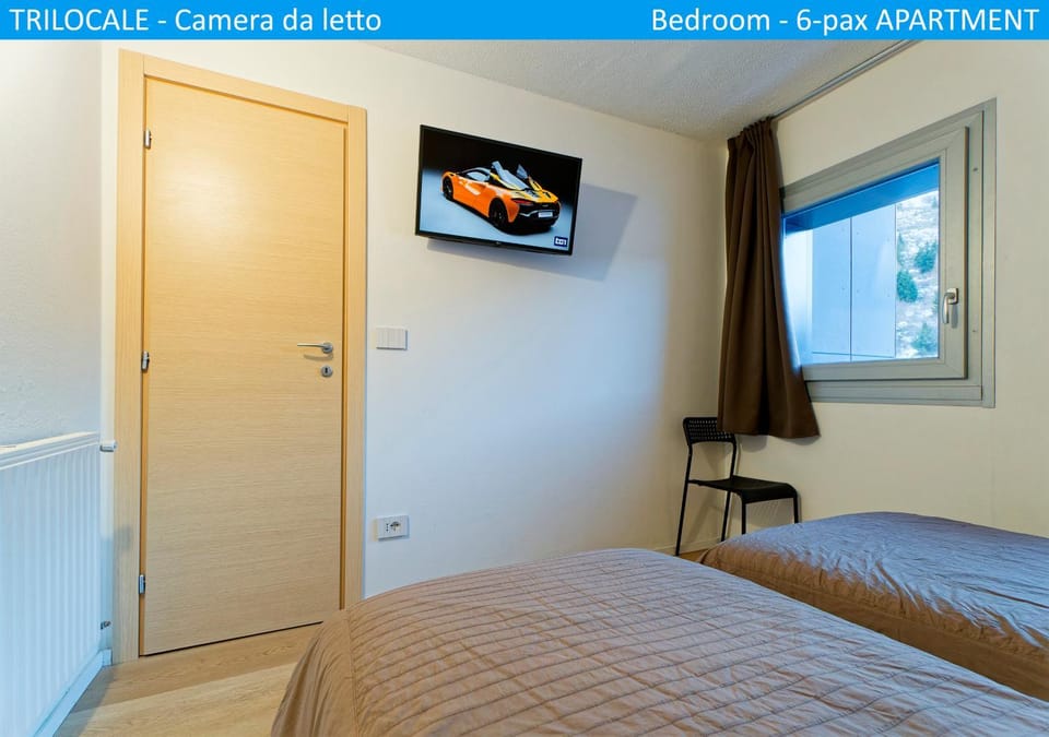 Bed, TV and multimedia, Bedroom