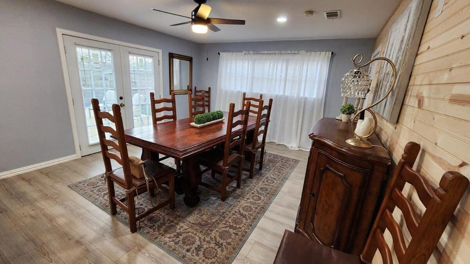 Elegant Spacious 3 Bedroom Home fenced back yard and Garage House in Lake Texoma