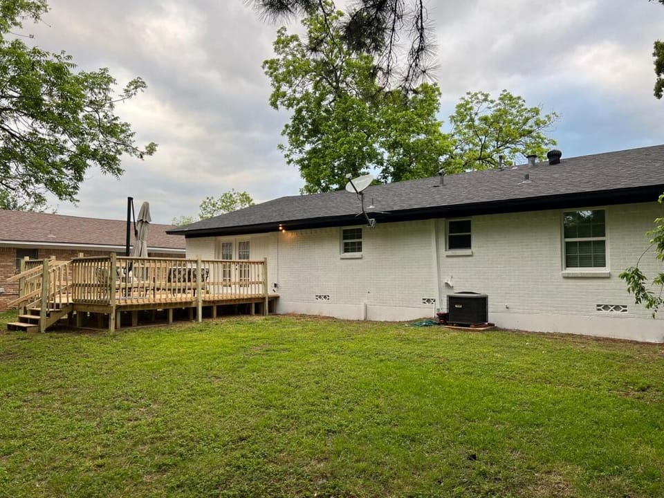 Elegant Spacious 3 Bedroom Home fenced back yard and Garage House in Lake Texoma