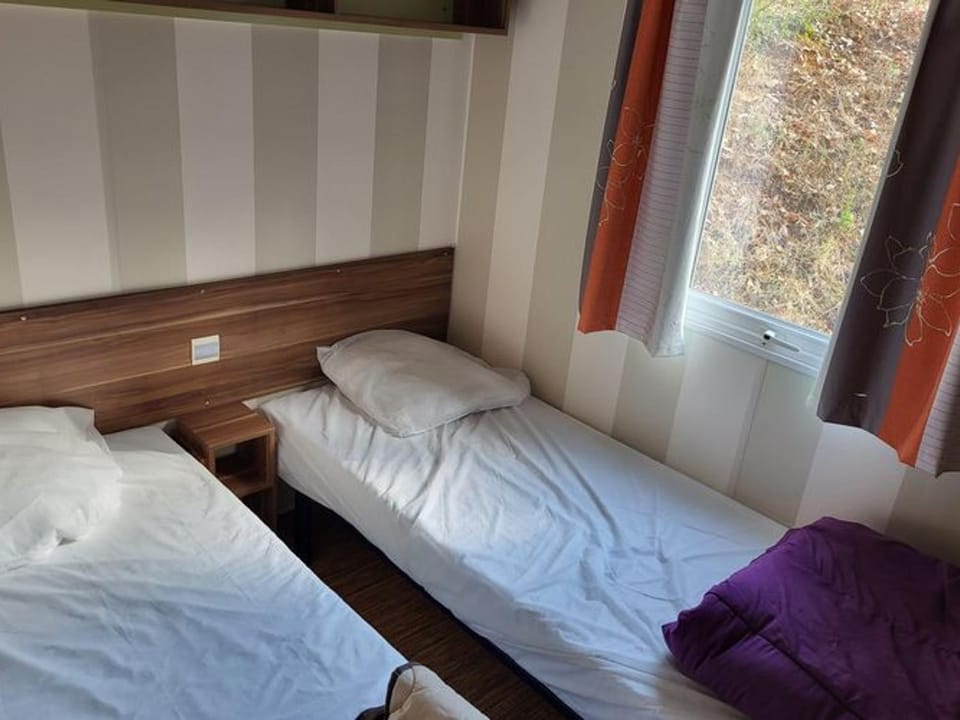 Mobil-home pour 5 pers avec Terrasse - API-1-52-372 Campground/ 
RV Resort in Occitanie