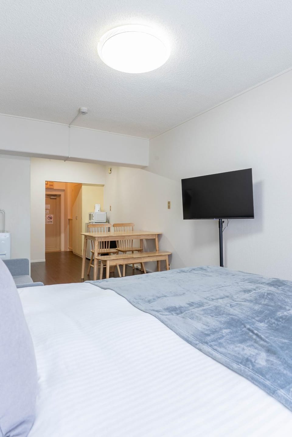 Bed, TV and multimedia, Bedroom