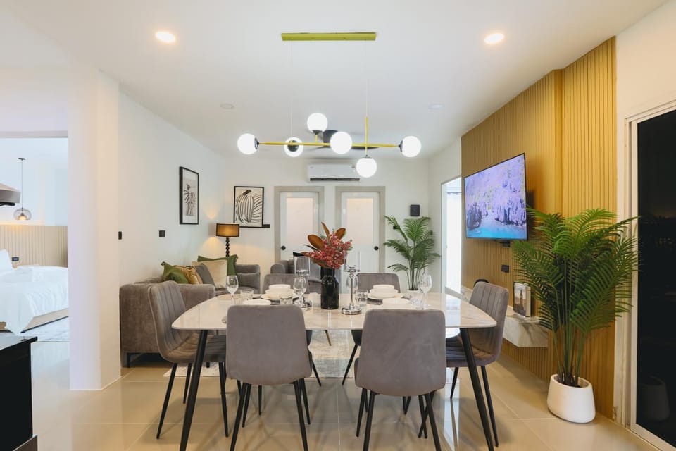 TV and multimedia, Living room, Seating area, Dining area