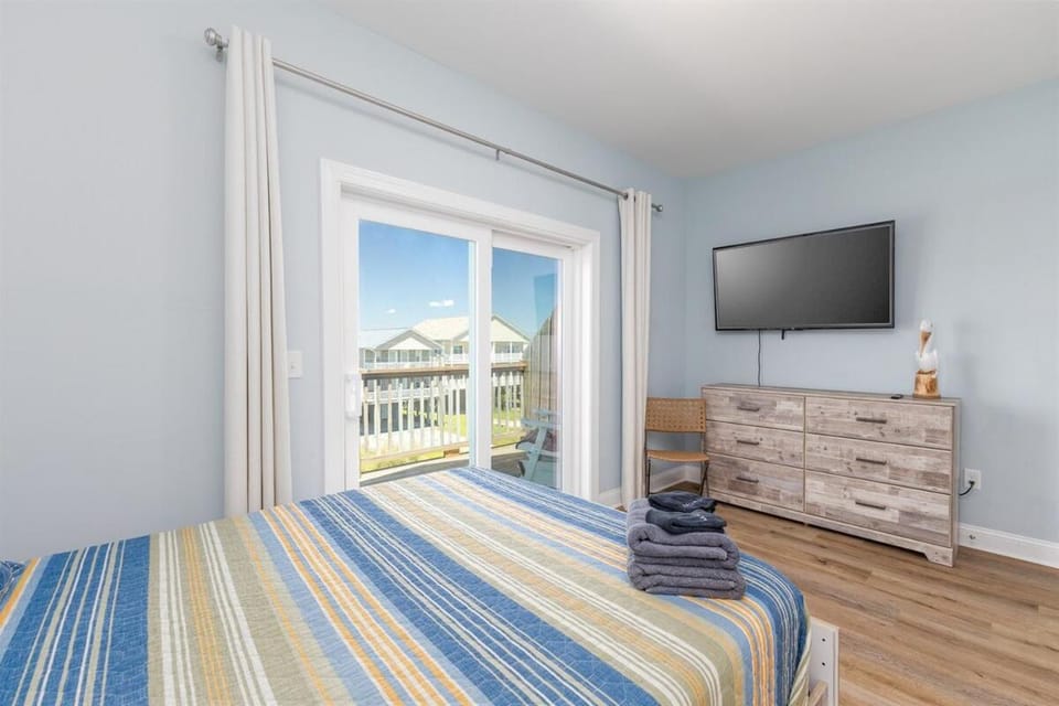 Pelican's Treasure- Oceanfront Retreat with Hot Tub Apartment in North Topsail Beach