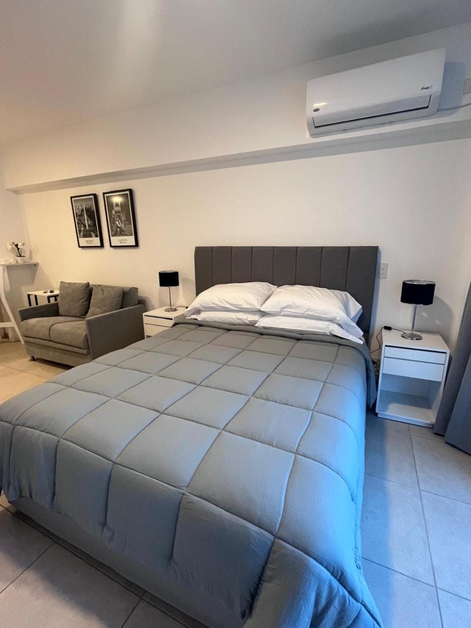 Bed, Living room, Photo of the whole room, Bedroom, air conditioner