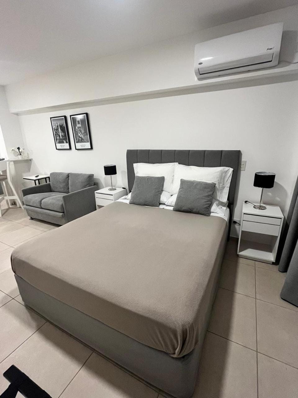 Bed, Living room, Dining area, air conditioner