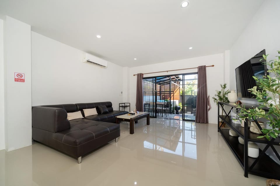 TV and multimedia, Living room, Seating area, air conditioner
